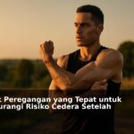 Orang melakukan peregangan otot kaki setelah berolahraga di luar ruangan